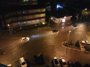 APĂ CÂT CUPRINDE ÎN ZONA FINANȚELOR! CANALIZAREA, KAPUT!