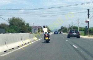 PRIVIȚI ȘI VĂ CRUCIȚI! PE SCUTER FĂRĂ CASCĂ ȘI CU 100 DE KM LA ORĂ!