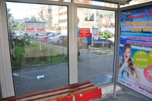GOLANII RECIDIVEAZĂ! STAȚIE DE AUTOBUZ VANDALIZATĂ!