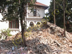 NOUA CASĂ A CĂSĂTORIILOR DIN PITEŞTI, „ATACATĂ” CU MOLOZ!