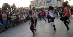 TE IA CU FIORI! GEST EMOȚIONANT ÎN PIAȚA PRIMĂRIEI! VEZI VIDEO ȘI GALERIE FOTO!