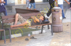 SOMN DE VOIE PE BANCĂ ÎN CENTRUL PITEŞTIULUI