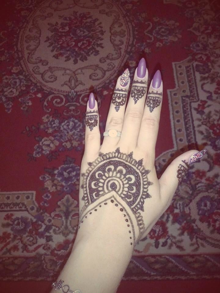 Cat tine un tatuaj cu henna