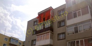 EXCLUSIV! BALCON DEVASTAT DE VÂNT ÎN GĂVANA 3! TERMOPANUL S-A PRĂBUȘIT ÎN STRADĂ!