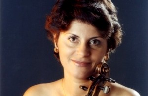 VIOLONISTĂ DE 5 STELE, PE SCENA FILARMONICII PITEȘTI