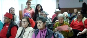 BĂTRÂNII DE LA AZILUL DIN PITEȘTI, VIZITAȚI DE COPII FĂRĂ PĂRINȚI