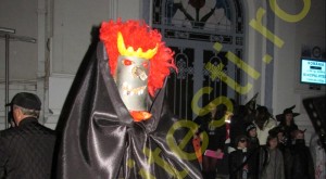 MÂNDRU CĂ E ROMÂN, PENDIUC A FĂCUT HALLOWEEN ÎN PIAȚA PRIMĂRIEI (GALERIE FOTO)