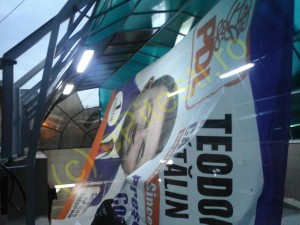 BANNER ELECTORAL AL DEPUTATULUI TEODORESCU, FOLOSIT DE MUNCITORI