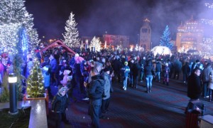 PROIECŢII LASER LA APRINDEREA ILUMINATULUI PUBLIC DE SĂRBĂTORI DIN MIOVENI