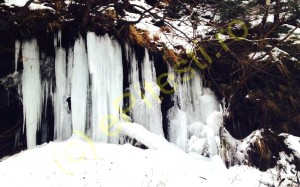 FOTO DE VIS! CASCADE ÎNGHEȚATE PE TRANSFĂGĂRĂȘAN