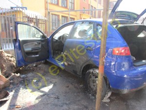 AZI, MAȘINĂ ARSĂ ÎN PITEȘTI DE LA… JARUL DINTR-O PIZZERIE