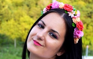 O STUDENTĂ DE LA UPIT FACE COLIERE ȘI CORONIȚE HANDMADE