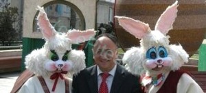 DE PAȘTE, FĂRĂ PENDIUC, DAR CU IEPURI ȘI GĂINI ÎN PIAȚA PRIMĂRIEI