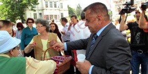 VIN, OUĂ ROȘII, COZONAC ȘI COLAC SFINȚIT, DE POMANĂ LA PRIMĂRIE