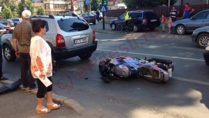 ACCIDENT CU O MOTOCICLISTĂ!