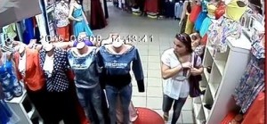 TÂNĂRĂ FILMATĂ LA FURAT ÎNTR-UN MAGAZIN DIN FORTUNA (VIDEO)