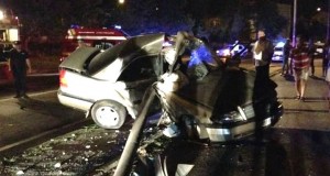 ACCIDENT ÎNGROZITOR ÎN PITEȘTI! UN TÂNĂR A INTRAT CU MAȘINA ÎN STÂLP