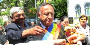 PENDIUC REVINE: PRIMARUL ÎȘI FACE BIROU LA CASA CĂRȚII