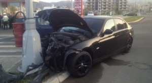 ACUM: O ŞOFERIŢĂ A INTRAT CU MAŞINA ÎNTR-UN STÂLP