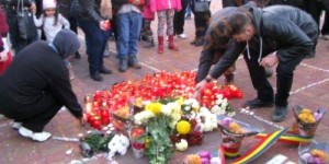 EMOŢIONANT! ALTAR DE FLORI ŞI LUMÂNĂRI ÎN PIAŢA „MILEA” (VIDEO)