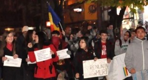 A 3-A ZI DE PROTESTE ÎN PITEȘTI: „JOS MAFIA!” (GALERIE VIDEO ȘI FOTO)