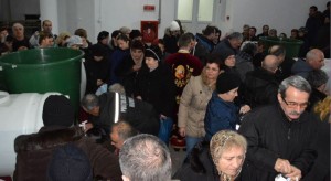 SUTE DE CREDINCIOȘI LA SLUJBĂ ÎN MIOVENI