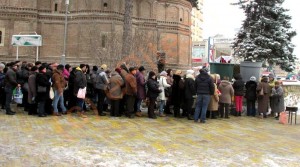 PITEŞTENII STAU LA COADĂ PENTRU APĂ SFINŢITĂ