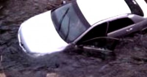 MAȘINĂ BLOCATĂ ÎN APĂ! POMPIERII, ÎN ALERTĂ