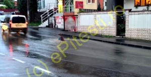 PLOI ABUNDENTE, PERICOL PE ȘOSELE – CE RECOMANDĂ POLIȚIA
