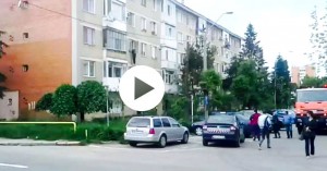 PITEȘTI: COPII MICI BLOCAȚI ÎN LOCUINȚĂ! POMPIERII, ÎN ALERTĂ (VIDEO)