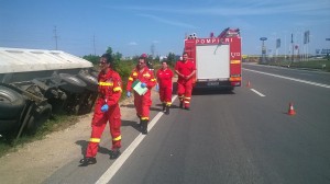 ACUM: UN TIR CU CEREALE S-A RĂSTURNAT!