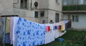 SE FURĂ ŞI HAINELE ÎNTINSE LA USCAT!