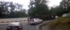 ACUM: CAMION RĂSTURNAT
