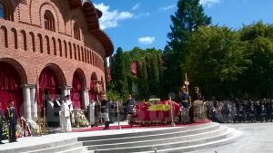 (VIDEO) MII DE OAMENI, UN ULTIM OMAGIU PENTRU REGINĂ