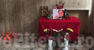 (VIDEO) PITEȘTI: ALTAR DE FLORI ȘI CANDELE PENTRU SEBASTIAN PAPAIANI