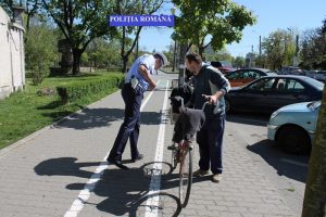 Codul Rutier, schimbat: în ce condiții mai pot fi depășiți bicicliștii de mașini