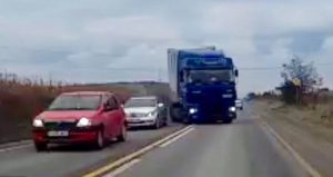 (VIDEO) LA UN PAS DE TRAGEDIE!