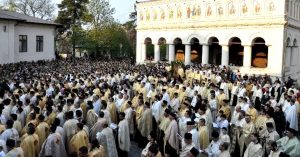BISERICA, ÎN STRADĂ. MARȘ URIAȘ