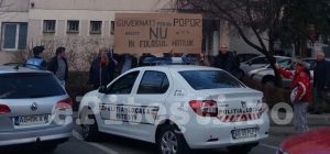 PITEȘTI: MINISTRU ÎNTÂMPINAT DE PROTESTATARI