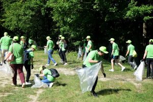 VOLUNTARII ADUNĂ GUNOAIELE ARUNCATE DE MELTENI