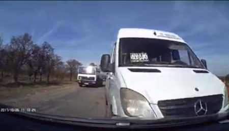 (VIDEO) IMPACT FRONTAL. ACCIDENT CU VICTIME