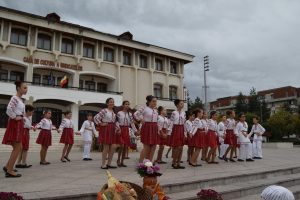 AZI, ÎN MIOVENI: CONCURS ȘI SPECTACOL FOLCLORIC