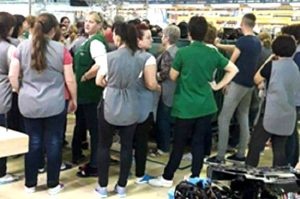 EXCLUSIV! ACUM: PROTEST LA DRAXLMAIER. E REVOLTĂ