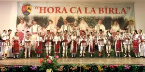 SE JOACĂ HORA CA LA BÂRLA