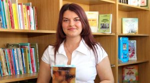 ELEVĂ DE LA UN CUNOSCUT LICEU, LANSARE DE CARTE
