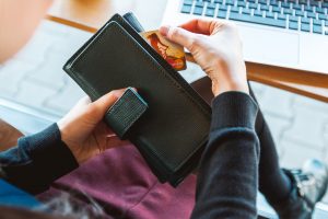 (P) 5 MOTIVE SĂ ALEGI UN CREDIT LA UN IFN