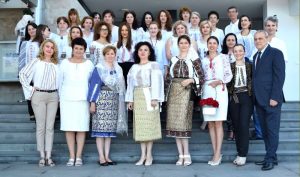 ANGAJAȚII PRIMĂRIEI MIOVENI AU VENIT LA SERVICIU ÎMBRĂCAȚI ÎN IE