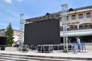 ECRAN DE MARI DIMENSIUNI ÎN CENTRUL MIOVENIULUI