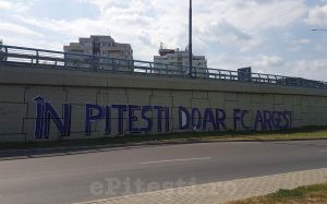 MESAJ ALB-VIOLET LA PASARELĂ