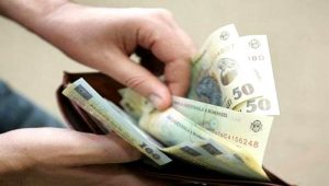 DEDULEȘTI: A GĂSIT UN PORTOFEL CU BANI. PRIMUL GEST PE CARE L-A FĂCUT
